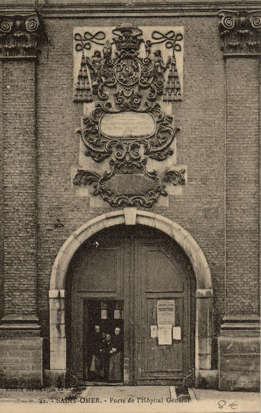 On aperçoit ici le portail de l'hopîtal général, sur la façade du porche d'entrée on peut lire un texte en latin qui explique que c'est Mgr Louis-alphonse de Valbelle qui a été à l'origine de sa construction.